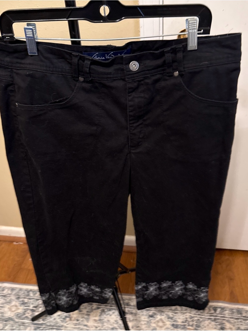 Gloria Vanderbilt perfect fit capris black Women's Jeans Embroidered Hem size 14